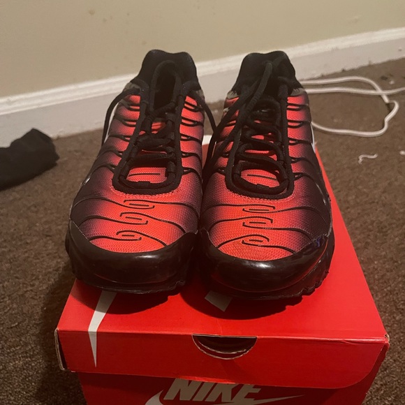 Nike Air Max Plus Sz 6y black and bright crimson - Picture 2 of 3
